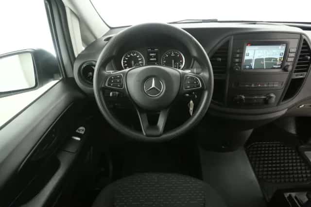 Mercedes-Benz Vito (2021) thumbnail 2