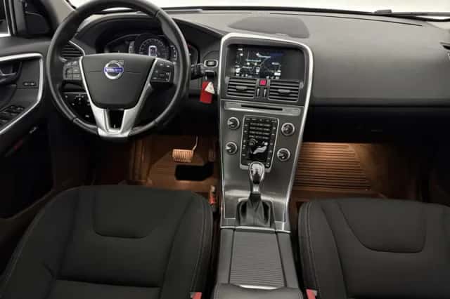 Volvo XC60 (2016) thumbnail 2