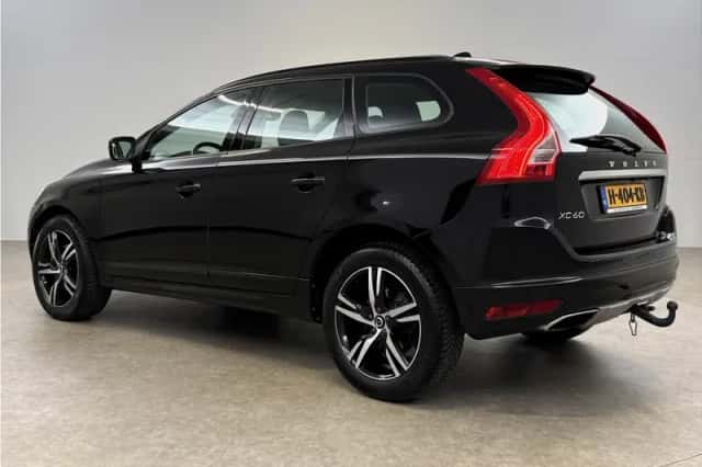 Volvo XC60 (2016) thumbnail 3