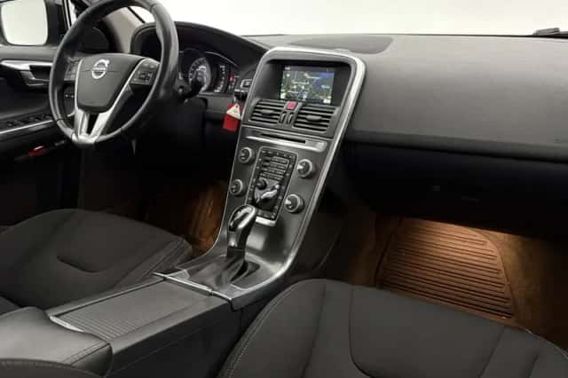 Volvo XC60 (2016) thumbnail 4