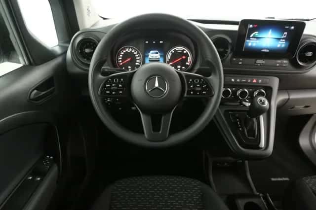 Mercedes-Benz eCitan (2023) thumbnail 2