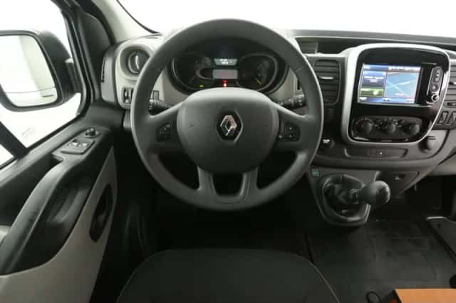 Renault Trafic (2016) thumbnail 2