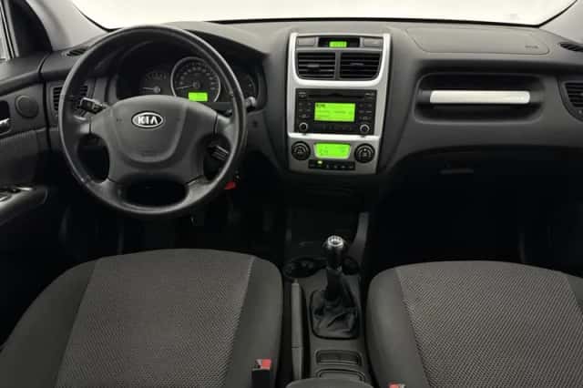 Kia Sportage (2010) thumbnail 2