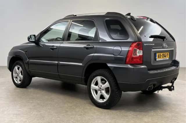 Kia Sportage (2010) thumbnail 3