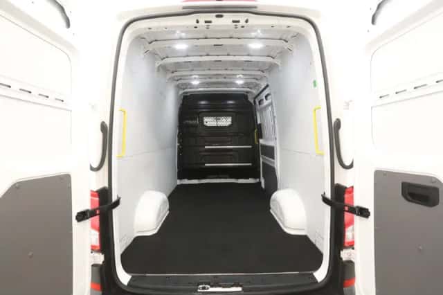 Volkswagen Crafter (2022) thumbnail 3