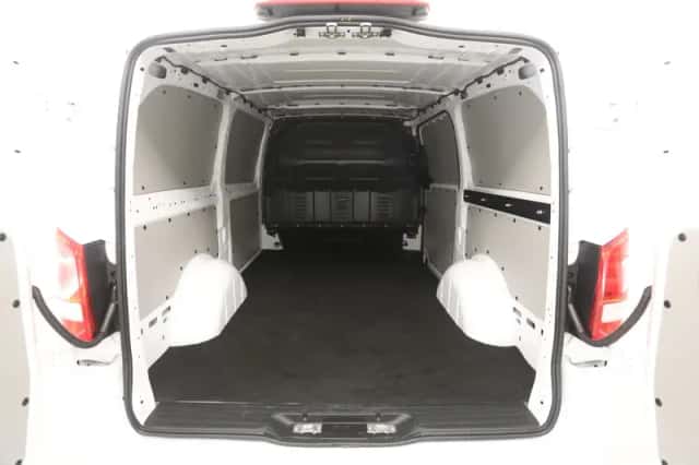 Mercedes-Benz Vito (2024) thumbnail 3
