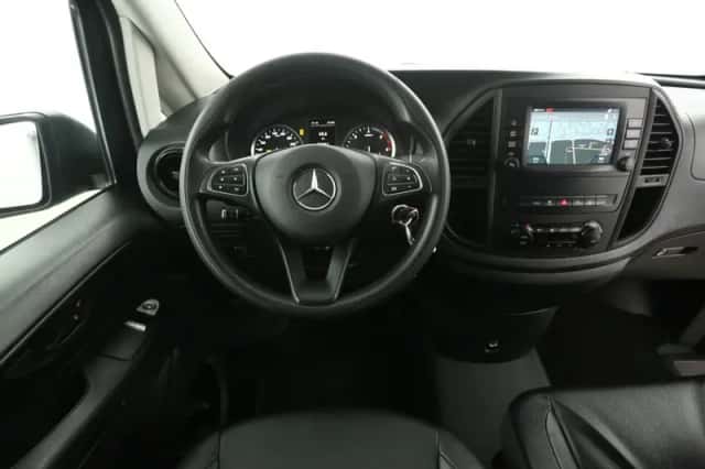 Mercedes-Benz Vito (2024) thumbnail 2