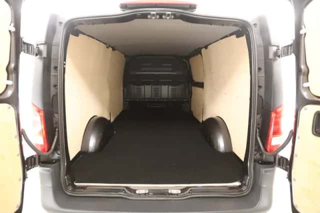 Mercedes-Benz Vito (2024) thumbnail 3