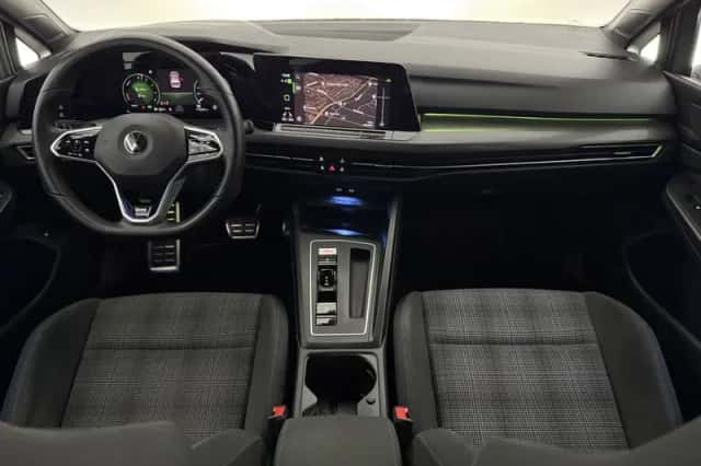 Volkswagen Golf (2021) thumbnail 2