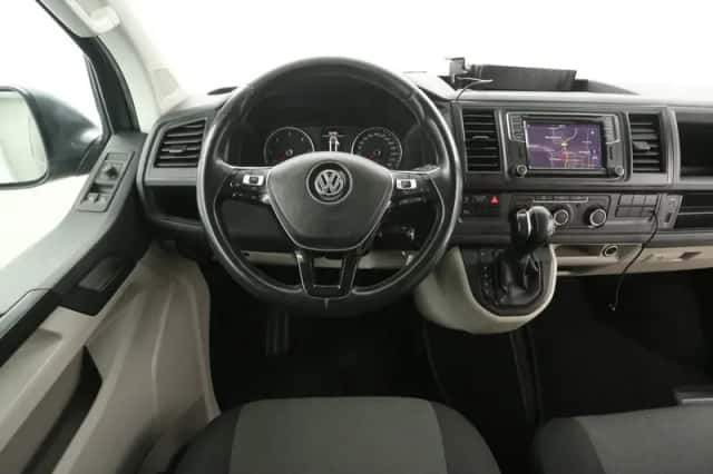 Volkswagen Transporter (2018) thumbnail 2