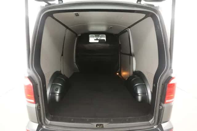 Volkswagen Transporter (2018) thumbnail 3