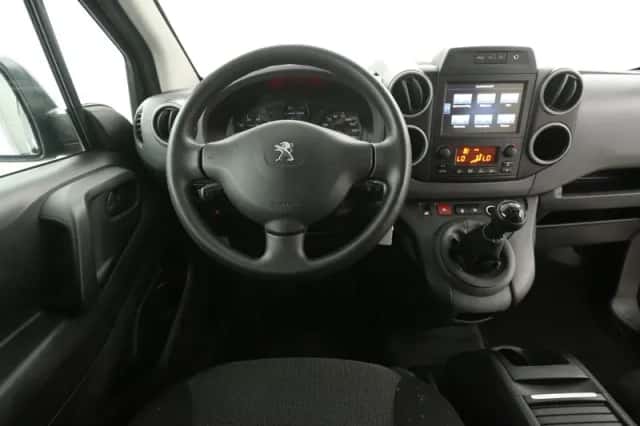 Peugeot Partner (2017) thumbnail 2