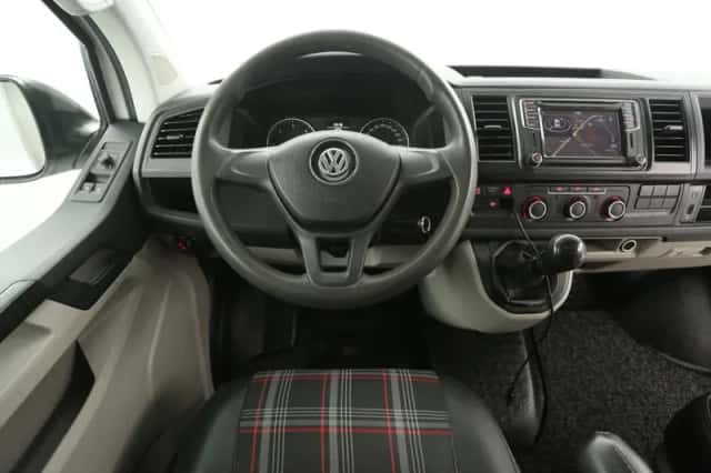 Volkswagen Transporter (2016) thumbnail 2