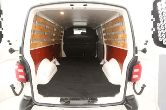 Volkswagen Transporter (2015) thumbnail 3
