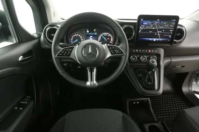 Mercedes-Benz eCitan (2025) thumbnail 2