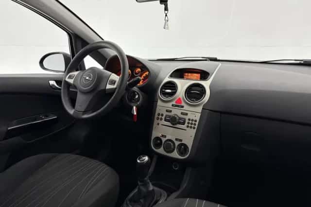 Opel Corsa (2008) thumbnail 4