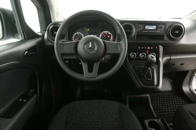 Mercedes-Benz eCitan (2024) thumbnail 2