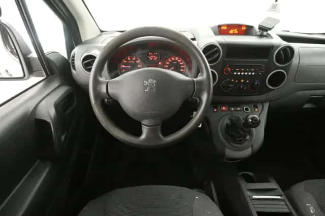 Peugeot Partner (2010) thumbnail 2