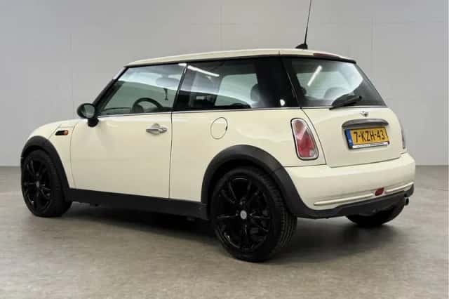 MINI Cooper (2007) thumbnail 3