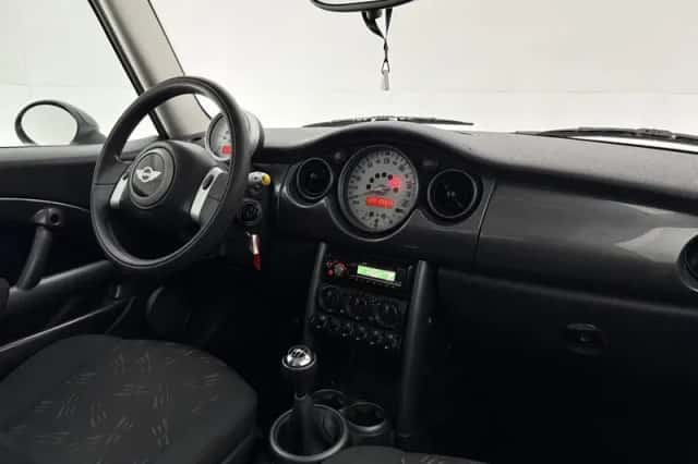 MINI Cooper (2007) thumbnail 4