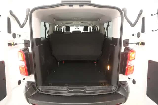 Peugeot E-Traveller (2021) thumbnail 4