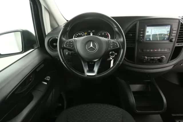 Mercedes-Benz Vito (2022) thumbnail 2