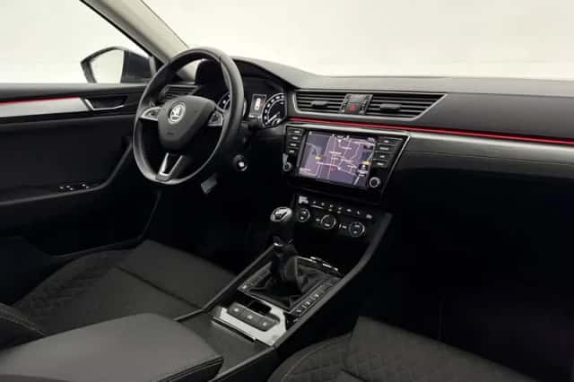 Škoda Superb (2017) thumbnail 4