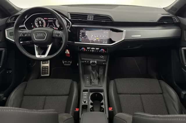 Audi Q3 (2022) thumbnail 2