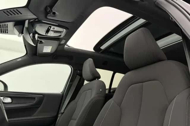 Volvo XC40 (2023) thumbnail 4