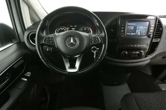 Mercedes-Benz Vito (2021) thumbnail 2