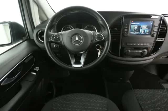 Mercedes-Benz Vito (2021) thumbnail 2