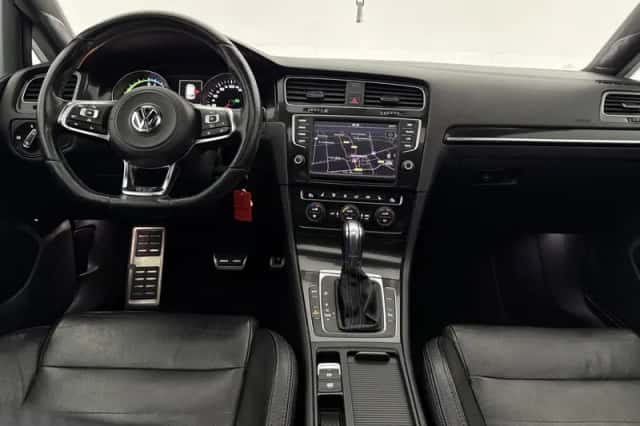 Volkswagen Golf (2015) thumbnail 2