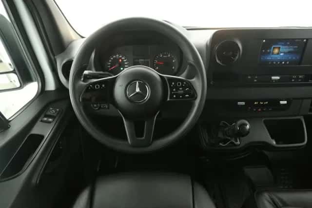 Mercedes-Benz Sprinter (2023) thumbnail 2