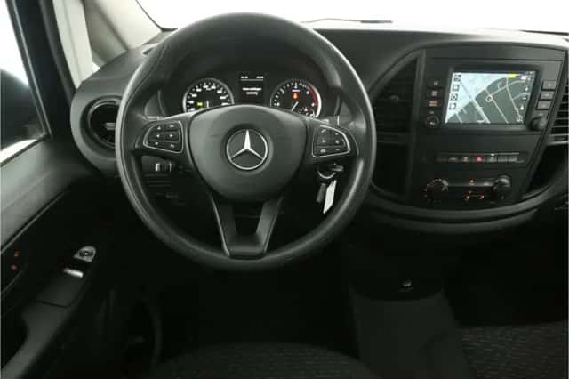 Mercedes-Benz Vito (2021) thumbnail 2