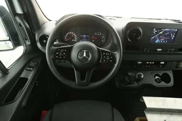 Mercedes-Benz Sprinter (2021) thumbnail 2
