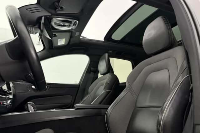 Volvo XC60 (2021) thumbnail 4