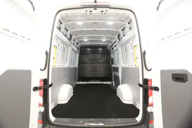 Volkswagen Crafter (2022) thumbnail 3