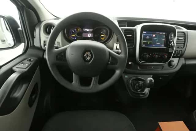 Renault Trafic (2016) thumbnail 2