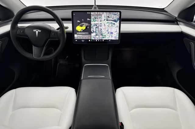 Tesla Model Y (2021) thumbnail 2