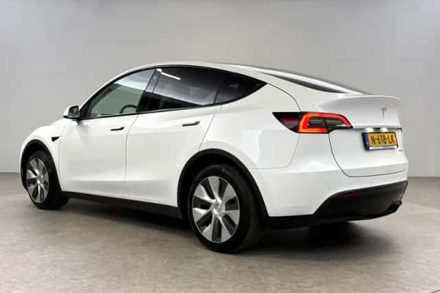 Tesla Model Y (2021) thumbnail 3
