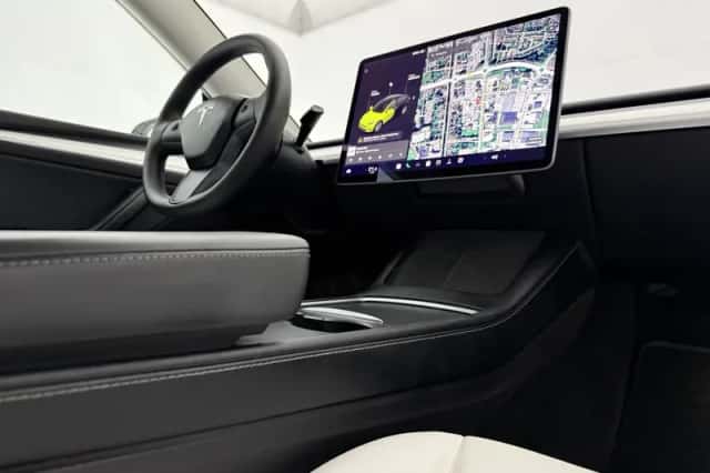 Tesla Model Y (2021) thumbnail 4