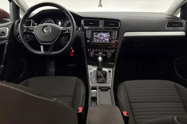 Volkswagen Golf (2015) thumbnail 2