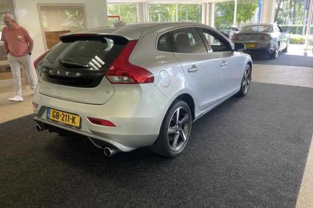Volvo V40 (2015) thumbnail 2