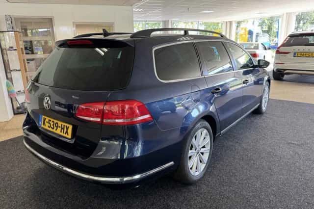 Volkswagen Passat (2011) thumbnail 2