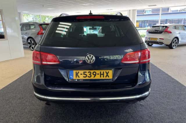 Volkswagen Passat (2011) thumbnail 3