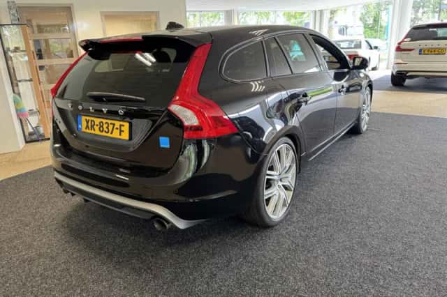 Volvo V60 (2017) thumbnail 2
