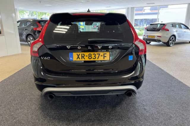 Volvo V60 (2017) thumbnail 3