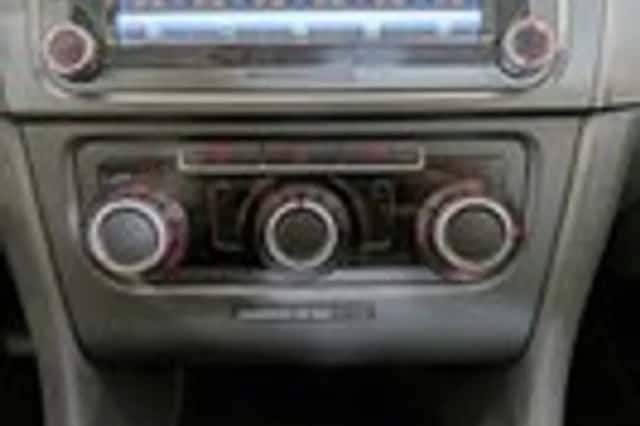Volkswagen Golf (2010) thumbnail 17