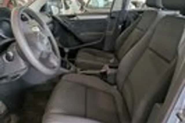 Volkswagen Golf (2010) thumbnail 6
