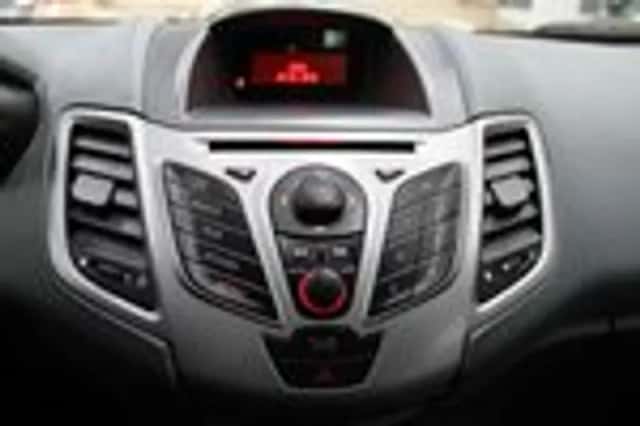 Ford Fiesta (2010) thumbnail 12
